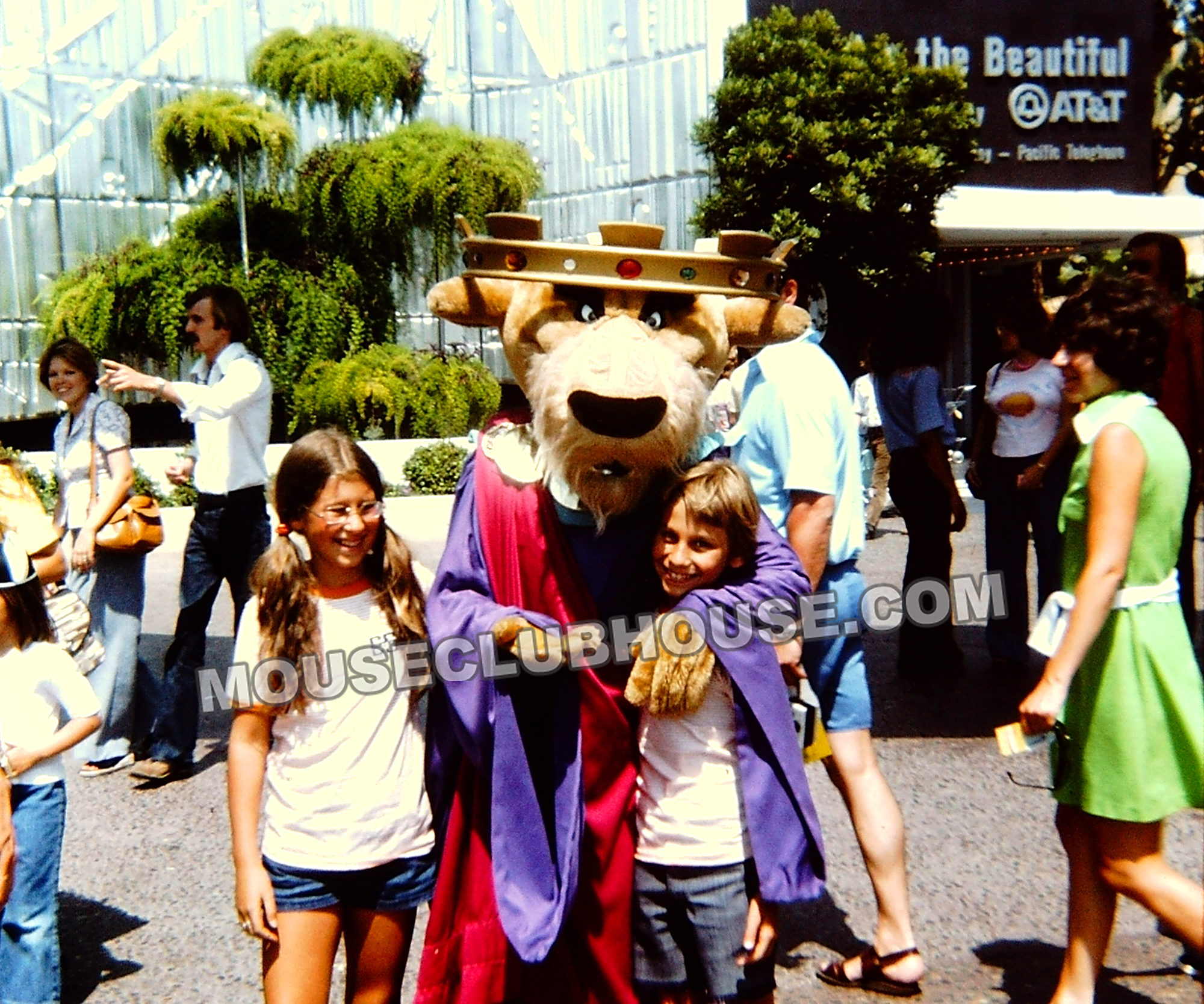 Tomorrowland in Disneyland 1975, Prince John in front of America the Beautiful