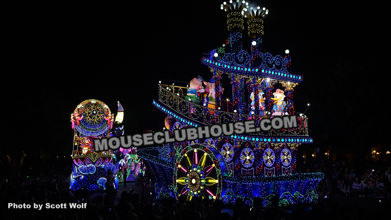 Tokyo Disneyland Electrical Parade Dream Lights "it's a small world" finale